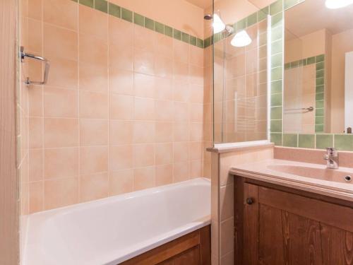 a bathroom with a bath tub and a sink at Appartement cosy 2 pièces avec parking, proche pistes - La Salle-les-Alpes - FR-1-330F-46 in Serre Chevalier
