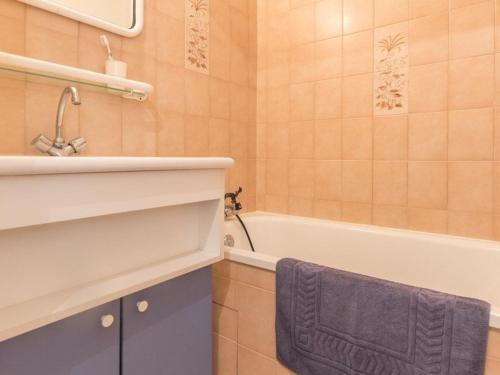 une salle de bain avec un lavabo et une baignoire dans l'établissement Studio cosy à la montagne pour 5 personnes à Chantemerle - Serres-Chevalier - FR-1-330E-40, à Saint-Chaffrey