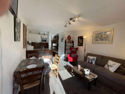 un salon avec un canapé et une table dans l'établissement Appartement à Saint-Chaffrey: Terrasse Sud, 4 Couchages, Parking, Casier à Ski - FR-1-330E-47, à Saint-Chaffrey
