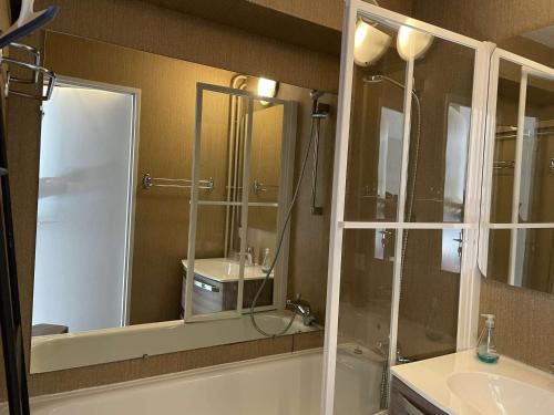 une salle de bain avec une douche, une baignoire et un lavabo dans l'établissement Appartement à Saint-Chaffrey: Terrasse Sud, 4 Couchages, Parking, Casier à Ski - FR-1-330E-47, à Saint-Chaffrey