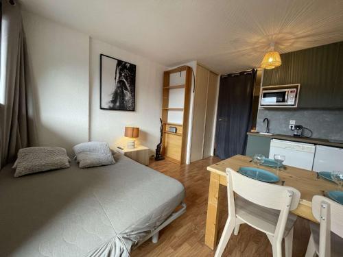 - une chambre avec un lit, une table, une table et des chaises dans l'établissement Studio à louer à Chantemerle, Serre-Chevalier - 4 personnes, balcon, casier à ski - FR-1-330E-42, à Saint-Chaffrey