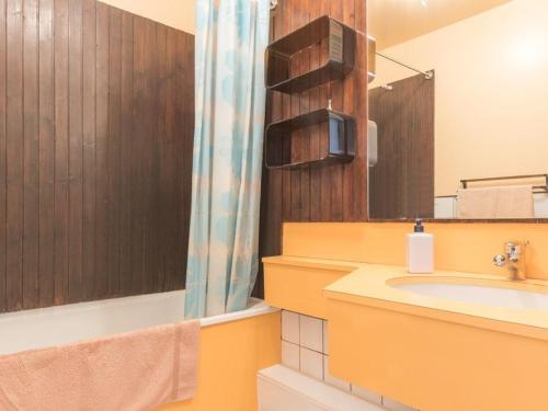 a bathroom with a sink and a mirror at Appartement Saint-Chaffrey , 1 pièce, 4 personnes - FR-1-330E-43 in Serre Chevalier
