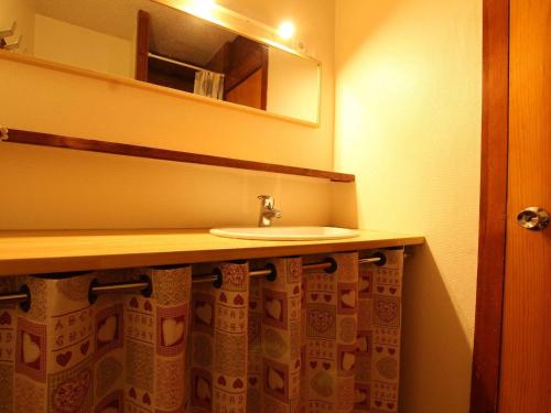 聖沙夫雷的住宿－Appartement Saint-Chaffrey , 1 pièce, 4 personnes - FR-1-330E-48，一间带水槽和淋浴帘的浴室