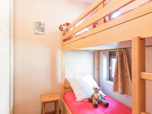 - un petit ours en peluche assis sur un lit dans une chambre dans l'établissement Appartement Le Monêtier-les-Bains, 2 pièces, 5 personnes - FR-1-330F-50, au Monêtier-les-Bains