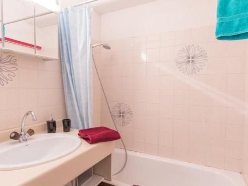 Ванная комната в Appartement Le Monêtier-les-Bains, 2 pièces, 5 personnes - FR-1-330F-50