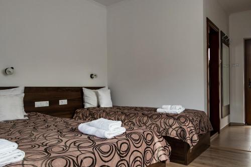 Un pat sau paturi într-o cameră la Casa Tofi Vendégház