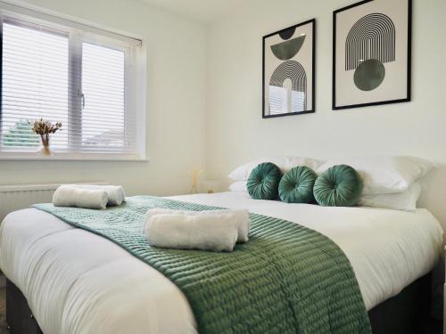 1 dormitorio con 2 camas y toallas. en Free Parking 2 Bed With Garden, Fibre Wi-Fi & Netflix, en Taunton