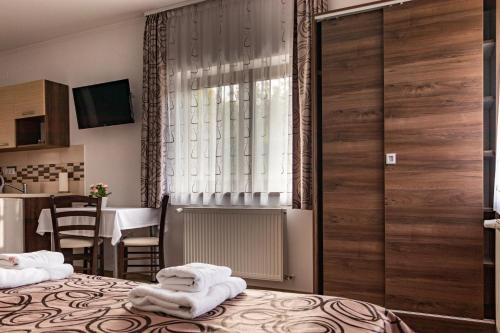 sypialnia z 2 łóżkami i ręcznikami w obiekcie Casa Tofi Vendégház w mieście Praid