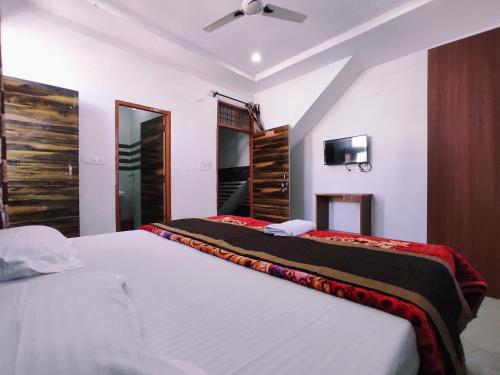 een slaapkamer met 2 bedden en een tv aan de muur bij Hotel Yolo in Chandīgarh