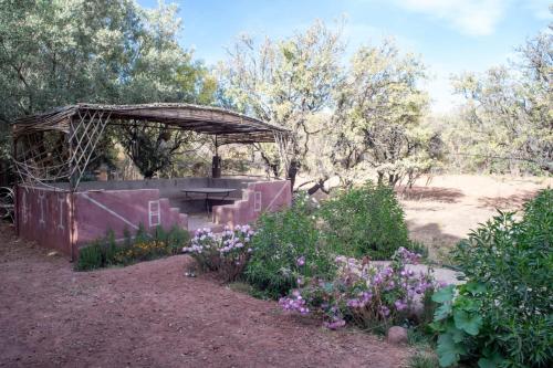 Κήπος έξω από το Afoulki Ecotourism Guest House