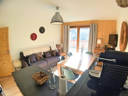 un salon avec un canapé et une table dans l'établissement Appartement Montagnard 2P avec Coin Montagne, Parking et Piscine - Vars Les Claux, 6 Couchages - FR-1-330B-60, à Vars
