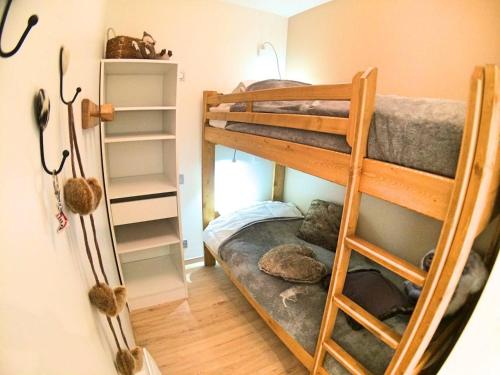 Cette chambre comprend 2 lits superposés et des étagères. dans l'établissement Appartement Montagnard 2P avec Coin Montagne, Parking et Piscine - Vars Les Claux, 6 Couchages - FR-1-330B-60, à Vars