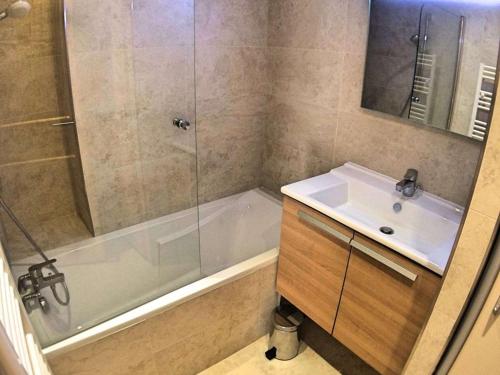 une salle de bain avec une douche, un lavabo et une baignoire dans l'établissement Appartement Montagnard 2P avec Coin Montagne, Parking et Piscine - Vars Les Claux, 6 Couchages - FR-1-330B-60, à Vars