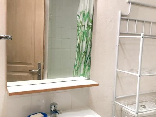 baño con espejo y lavabo en Appartement Montgenèvre, 2 pièces, 5 personnes - FR-1-266-86, en Montgenèvre