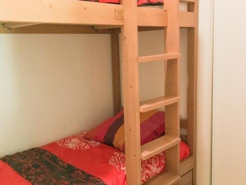 - un lit superposé avec une échelle dans une chambre dans l'établissement Studio avec terrasse ensoleillée face aux pistes, animaux acceptés, Montgenèvre - FR-1-266-86, à Montgenèvre