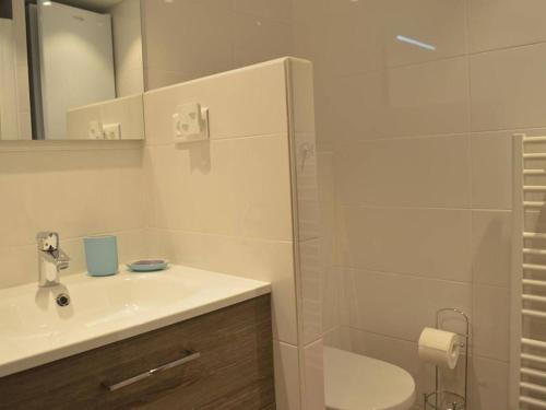 La salle de bains est pourvue d'un lavabo, de toilettes et d'une douche. dans l'établissement Appartement Sainte-Maxime, 2 pièces, 4 personnes - FR-1-226-304, à Sainte-Maxime