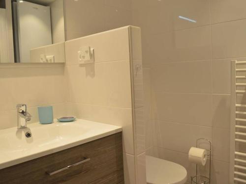 une salle de bain avec un lavabo, des toilettes et une douche dans l'établissement Appartement 2P cabine rénové, clim, wifi, terrasse, parking, proche plage - Sainte-Maxime - FR-1-226-304, à Sainte-Maxime
