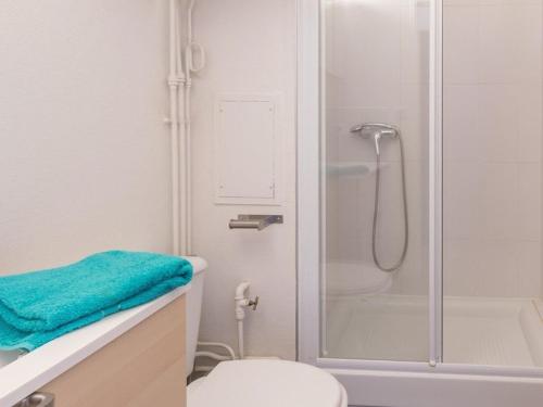 セレ・シュヴァリエにあるAppartement La Salle-les-Alpes, 1 pièce, 2 personnes - FR-1-330F-168の白いバスルーム(シャワー、トイレ付)
