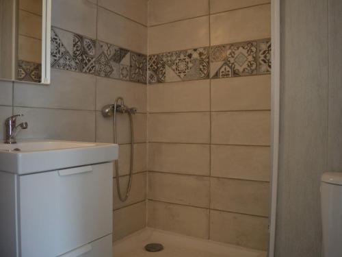 une salle de bain avec douche et lavabo dans l'établissement Appart 2P 4 Pers avec Clim, Parking, à 200m de la plage - FR-1-225D-94, à Saint Cyprien Plage