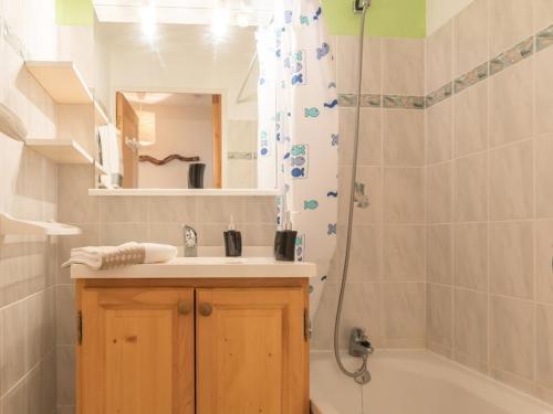 une salle de bain avec un lavabo et une douche dans l'établissement Appartement cosy 4 pers à Chantemerle avec balcon, parking, proche pistes de Serre-Chevalier! - FR-1-330E-12, à Saint-Chaffrey