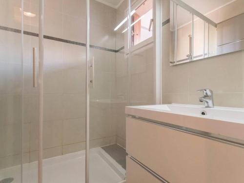 une salle de bain blanche avec une douche et un lavabo dans l'établissement Apt 2P 4-6 Pers Briançon Proche Pistes, Balcon, TV, Cuisine Équipée, Animaux Admis - FR-1-330C-17, à Briançon