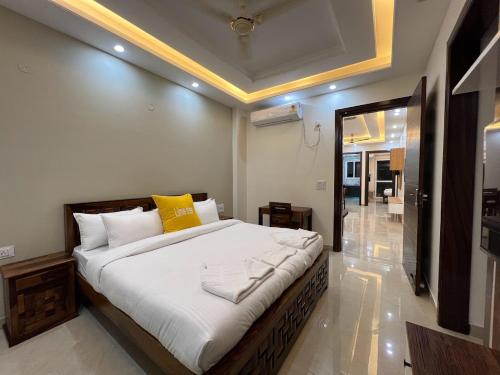 מיטה או מיטות בחדר ב-Lime Tree Two BHK Service Apartment Golf Course Road Gurgaon