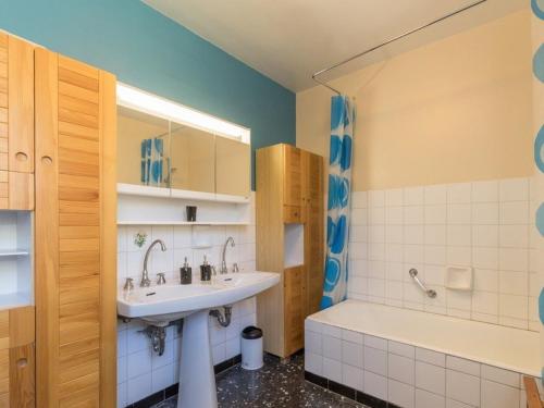 y baño con lavabo, bañera y ducha. en Appartement Saint-Chaffrey , 3 pièces, 8 personnes - FR-1-330E-7 en Saint-Chaffrey