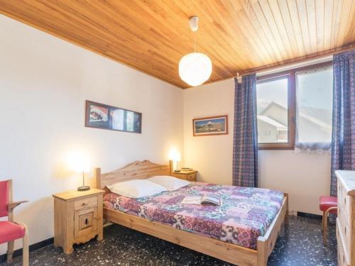 une chambre avec un lit et une fenêtre dans l'établissement Serre-Chevalier: Appartement 3 Pièces, 8 Pers, Balcon, Parking, Wifi - FR-1-330E-7, à Saint-Chaffrey