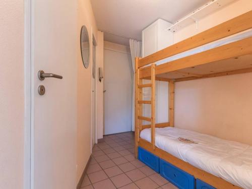 une chambre avec deux lits superposés et une salle de bain dans l'établissement Studio cosy 2/4 pers, Proche télécabine Prorel et centre - FR-1-330C-18, à Briançon