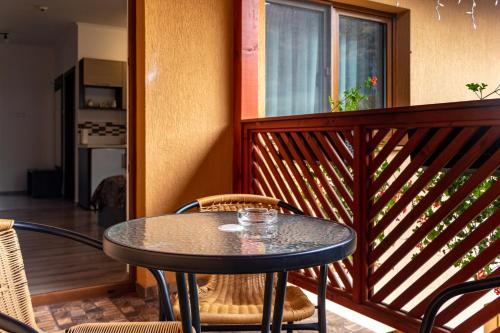 a black table and chairs on a balcony at Casa Tofi Vendégház in Praid