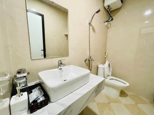 A bathroom at Khách Sạn Cao Sơn Cẩm Phả
