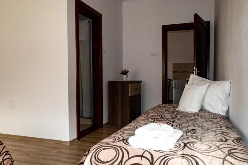 Un pat sau paturi într-o cameră la Casa Tofi Vendégház