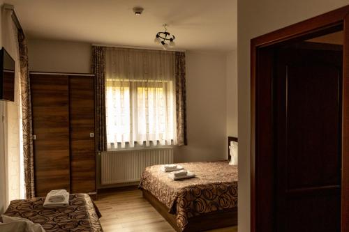 Un pat sau paturi într-o cameră la Casa Tofi Vendégház