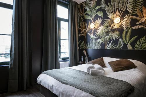 Schlafzimmer mit einem Bett mit Blumentapete in der Unterkunft Secret Walls in Brüssel