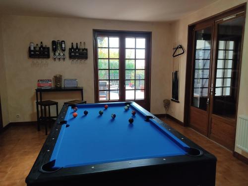 a pool table in the middle of a room with at Chez Sam in Villebois