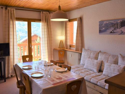 un salon avec une table et un canapé dans l'établissement Charmant appartement 2 pièces 6 personnes, proche pistes et commerces - FR-1-180-349, à Méribel