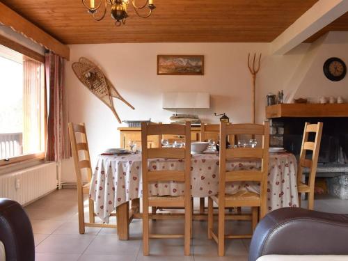 une salle à manger avec une table et des chaises dans l'établissement Appartement 3P 6 Pers, Méribel, Ski, Balcon, Parking, Wifi - FR-1-180-346, à Méribel