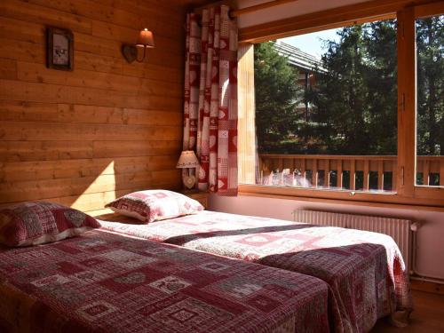 1 dormitorio con 2 camas frente a una ventana en Appartement Méribel, 3 pièces, 6 personnes - FR-1-180-346 en Méribel
