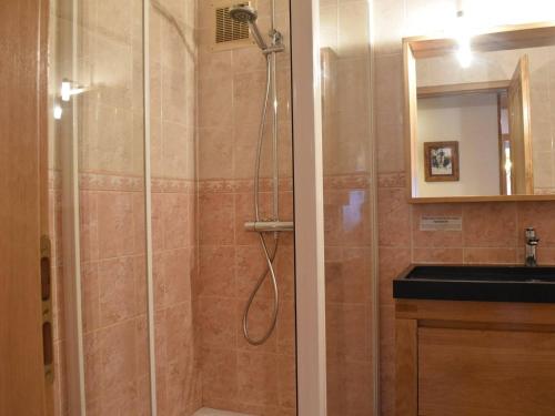 uma casa de banho com um chuveiro e um lavatório. em Appartement Méribel, 3 pièces, 6 personnes - FR-1-180-346 em Méribel