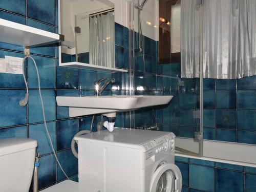 a bathroom with a washing machine and a sink at Appartement Le Grand-Bornand, 2 pièces, 5 personnes - FR-1-241-167 in Le Grand-Bornand