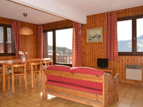 un salon avec une table et un canapé et une salle à manger dans l'établissement Appartement skis aux pieds 6 pers, balcon sud, garage, ménage inclus, 3* - FR-1-241-171, au Grand-Bornand
