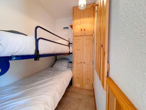 Postel nebo postele na pokoji v ubytování Studio cosy avec balcon, au pied des pistes, accès direct et départ ski-in/ski-out! - FR-1-344-206