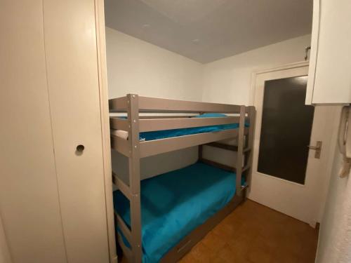 Letto a castello in una piccola camera con letto a castello blu inferiore di Appartement Sainte-Maxime, 1 pièce, 4 personnes - FR-1-226-294 a Sainte-Maxime
