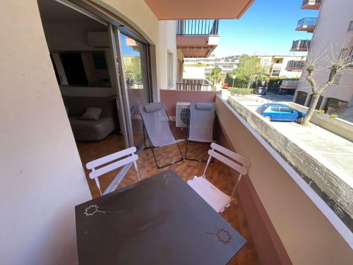 Sainte-Maxime : Studio cabine avec piscine, parking, climatisation et terrasse - FR-1-226-294