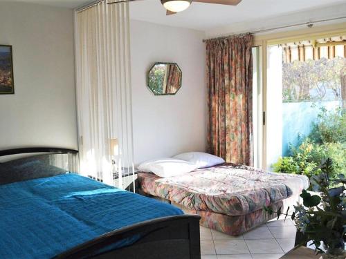 - une chambre avec deux lits en face d'une fenêtre dans l'établissement Studio climatisé au Lavandou avec terrasse, parking et environnement calme - 3 couchages - FR-1-251-167, au Lavandou