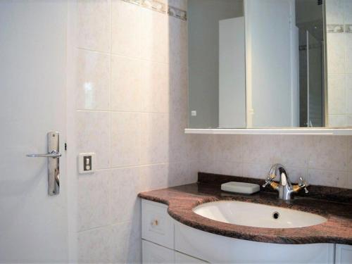 une salle de bain avec un lavabo, un miroir et une douche dans l'établissement Studio climatisé au Lavandou avec terrasse, parking et environnement calme - 3 couchages - FR-1-251-167, au Lavandou