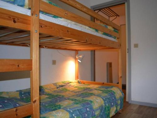 sypialnia z 2 łóżkami piętrowymi w pokoju w obiekcie Appartement Le Grand-Bornand, 1 pièce, 4 personnes - FR-1-241-176 w mieście Le Grand-Bornand