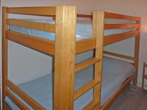 quelques lits superposés dans une chambre dans l'établissement Studio 4 pers, skis aux pieds, terrasse sud-ouest, face patinoire - Les Orres - FR-1-322-284, aux Orres