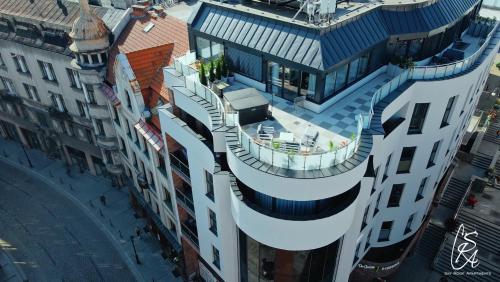 een uitzicht op een gebouw met een zwembad bij Sky Roof Apartments in Bielsko-Biala