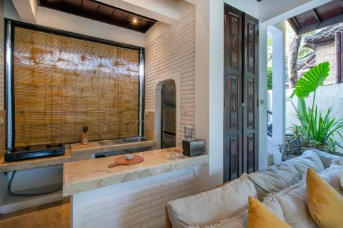 salon z kanapą i oknem w obiekcie Villa Lunacasa, Modern Comfort in Balinese Style, 500m to beach w mieście Seminyak